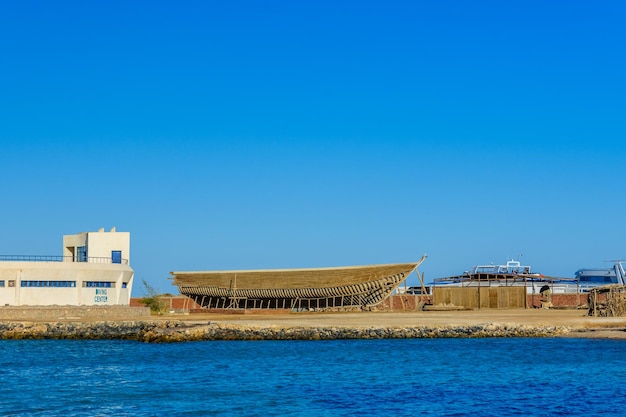 Construção do iate moderno no estaleiro