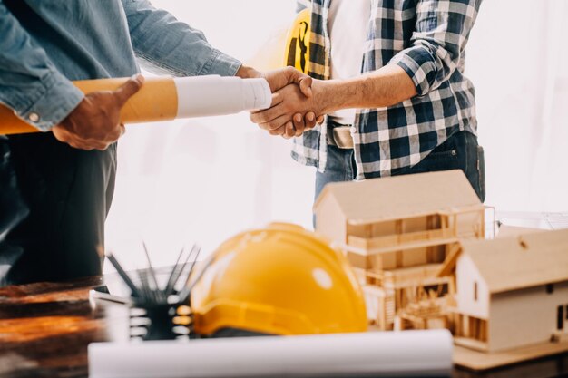 Foto construção e conceito de estrutura de engenheiro de trabalho desenho em reunião de plano para o projeto de trabalho com o parceiro em construção de modelos e ferramentas de engenharia no conceito de construção do local de trabalho