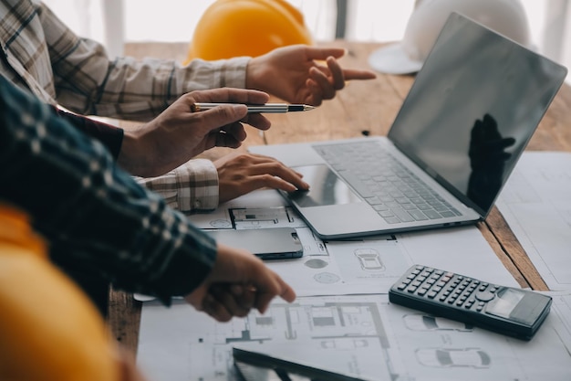 Foto construção e conceito de estrutura de engenheiro de trabalho desenho em reunião de plano para o projeto de trabalho com o parceiro em construção de modelos e ferramentas de engenharia no conceito de construção do local de trabalho