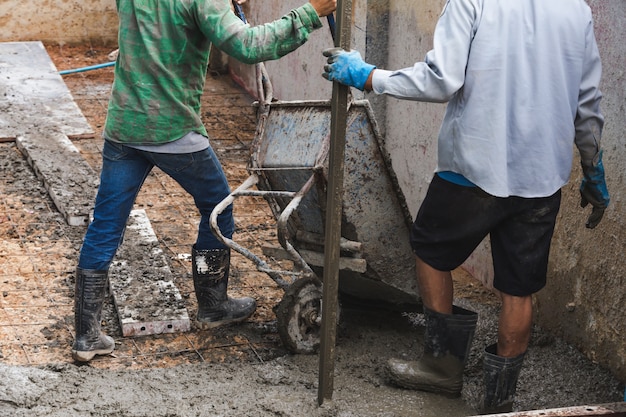 construção industrial mão-de-obra mistura concreta com carrinho