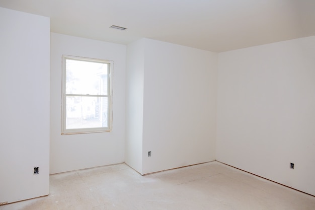 Construção interior da habitação do apartamento vazio com parede branca