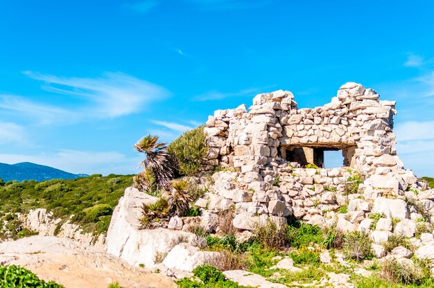 Construção militar antiga na costa