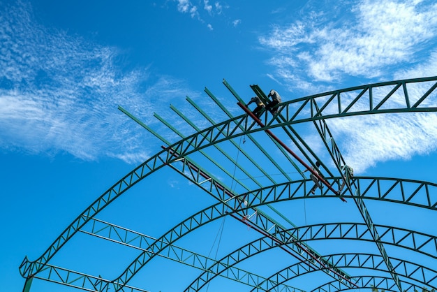 Foto construção nenhum conjunto de segurança usando um para prender trabalhos de cobertura metálica para coberturas industriais