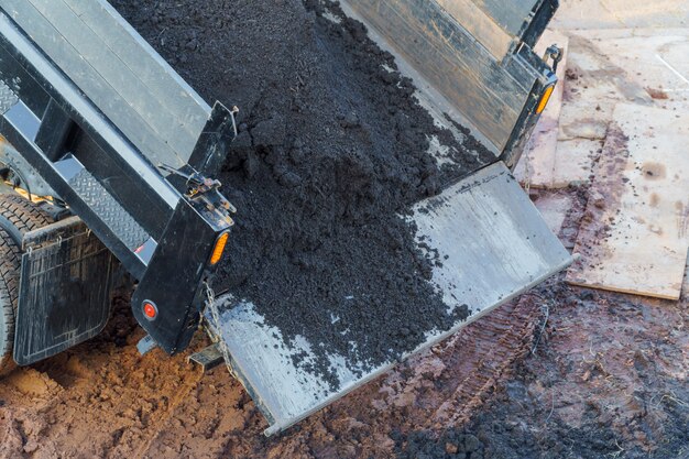 Foto construção. para descarregar um caminhão basculante