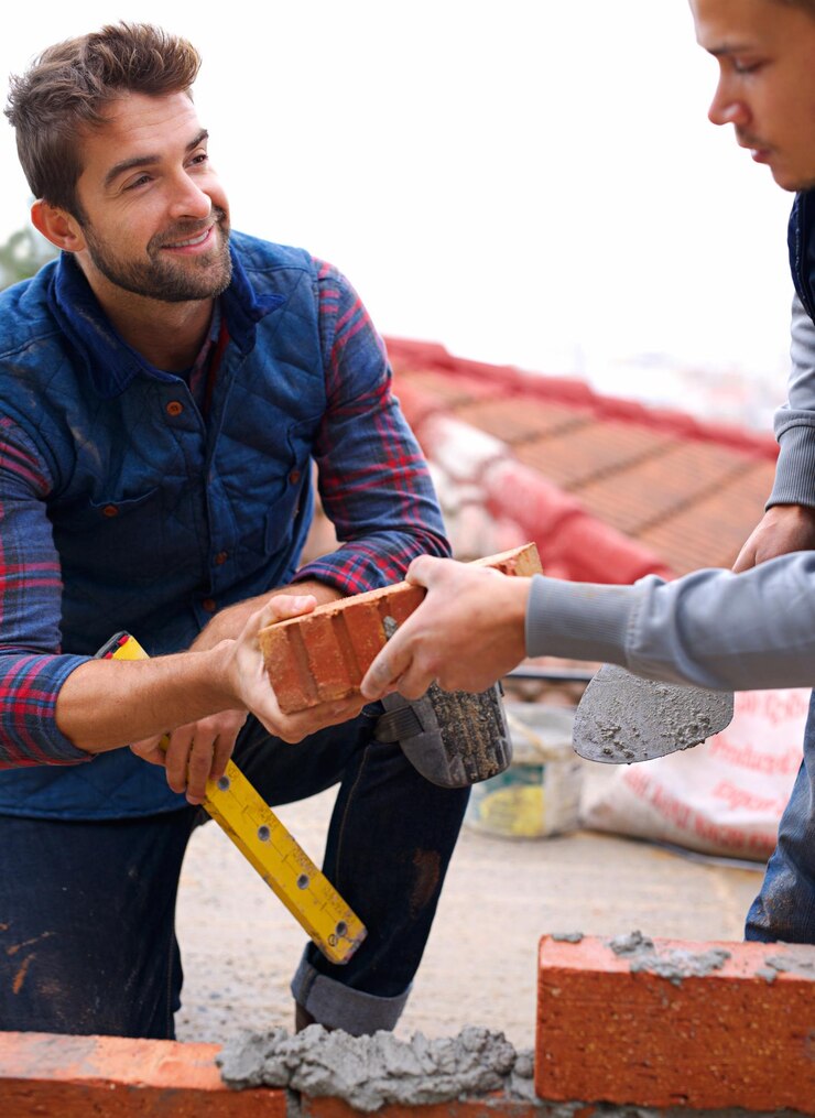 Foto construção pedreiro e homens construir com tijolos artesão ou empreiteiro com mentor de comércio e aprendiz na indústria trabalho em equipe construtor e cimento com ferramentas manutenção renovação para treinamento