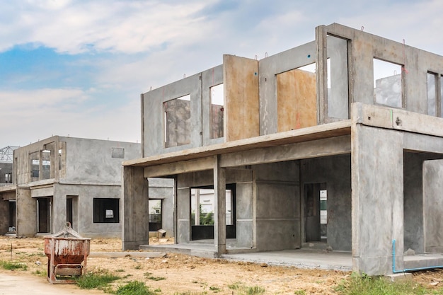 Construção residencial nova casa com sistema de pré-fabricação em andamento no canteiro de obras