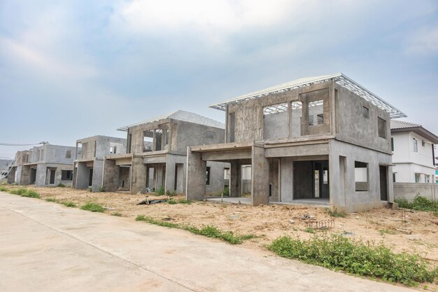 Construção residencial nova casa com sistema de pré-fabricação em andamento no canteiro de obras