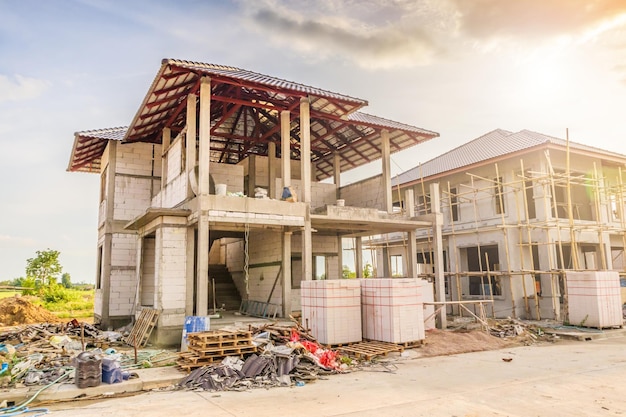 Construção residencial nova casa em andamento no canteiro de obras com nuvens e céu azul