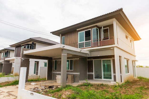 Construção residencial nova casa em andamento no canteiro de obras