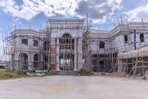 Construção residencial nova casa em andamento no canteiro de obras