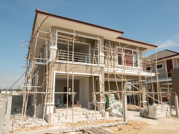 Construção residencial nova casa em andamento no canteiro de obras