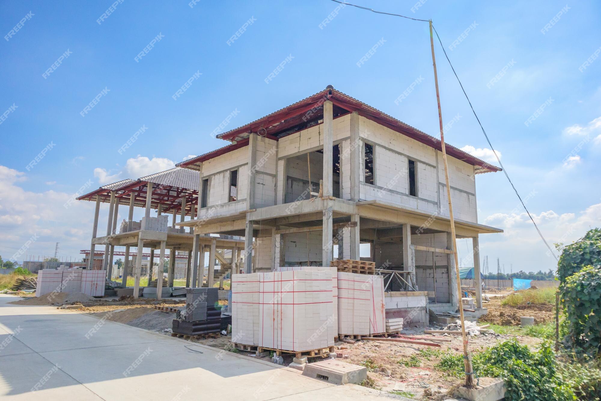 Entusiasmado capataz em capacete na nova casa em construção construtor no  canteiro de obras manufacturado home notícias casa modular habitação  convencional construtor frente da casa americana