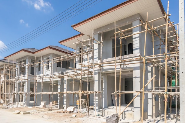 Construção residencial nova casa em andamento no desenvolvimento imobiliário do canteiro de obras