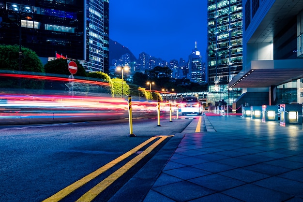 Construção urbana de Hong Kong e veículos rodoviários, visão noturna