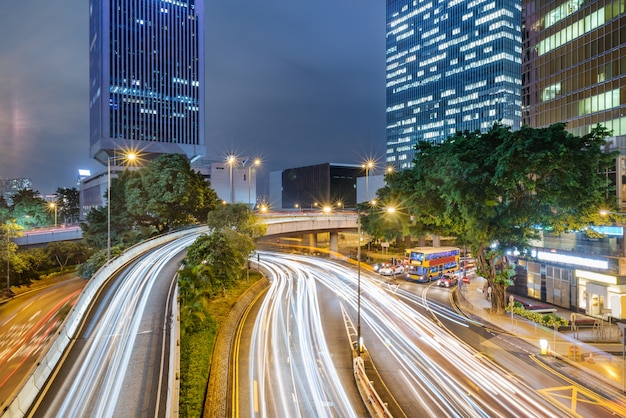 Construção urbana de Hong Kong e veículos rodoviários, visão noturna