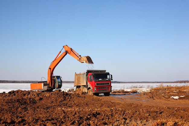 Construcción de amarres para el estacionamiento de embarcaciones Trabajos de retroexcavadora y volquete