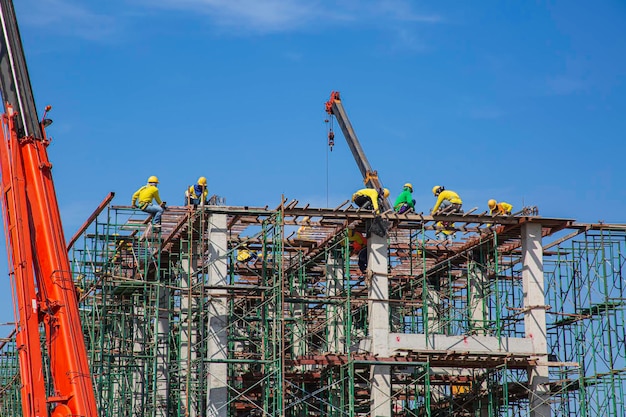 La construcción de andamios para trabajadores es una construcción de grúas con dureza de seguridad que trabaja peligrosamente en alturas