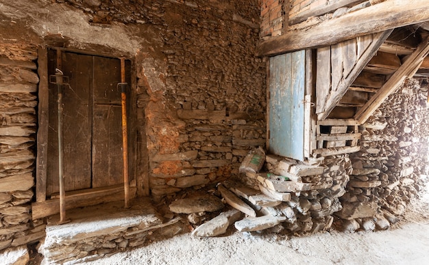 Construcción antigua realizada con pizarras y escaleras de madera artesanales y dos puntales sostienen el dintel