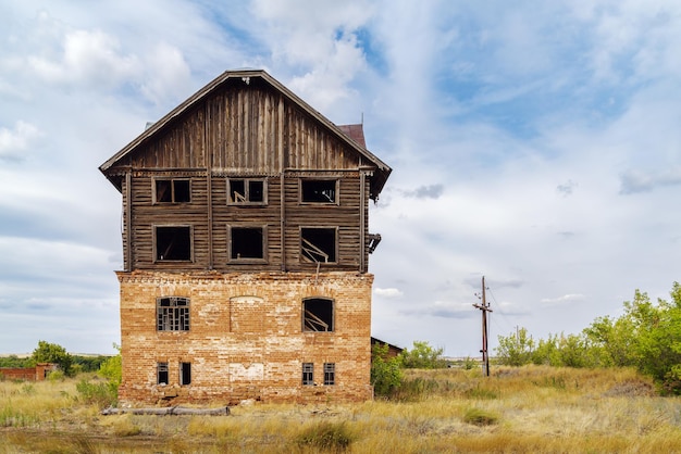 La construcción de un antiguo molino abandonado en el campo