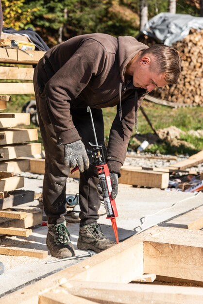 Construcción de una cabaña de madera en una zona forestal remota