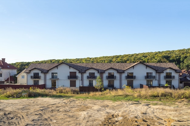 Construcción de cabañas en la zona verde.