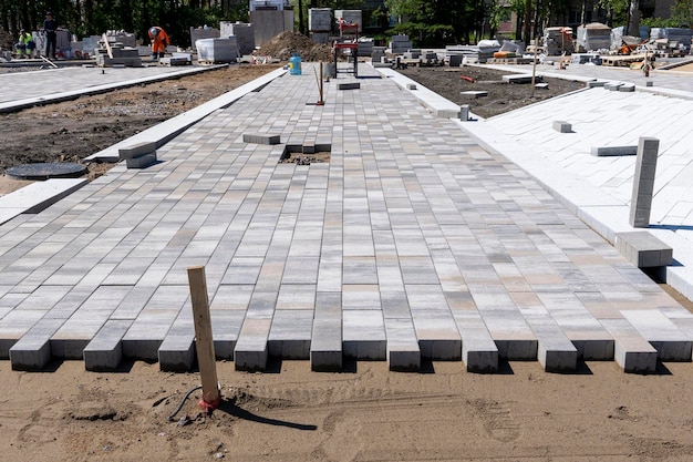 Construcción de caminos peatonales en el parque de la ciudad plaza de la ciudad