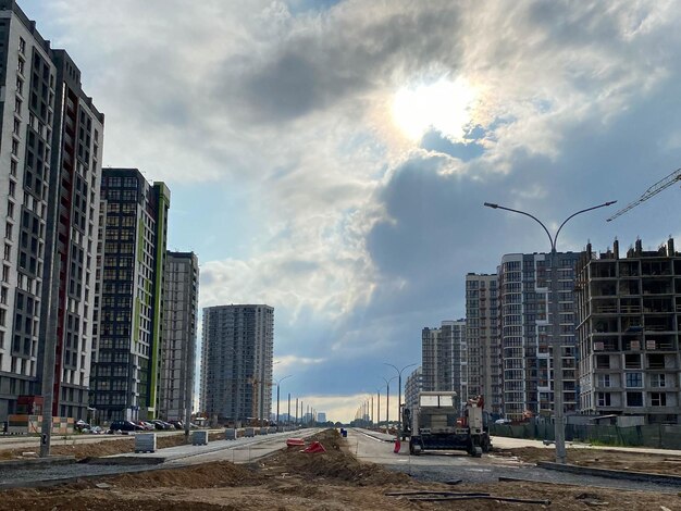 Construcción de una carretera ancha en un nuevo microdistrito de una gran ciudad con edificios de gran altura
