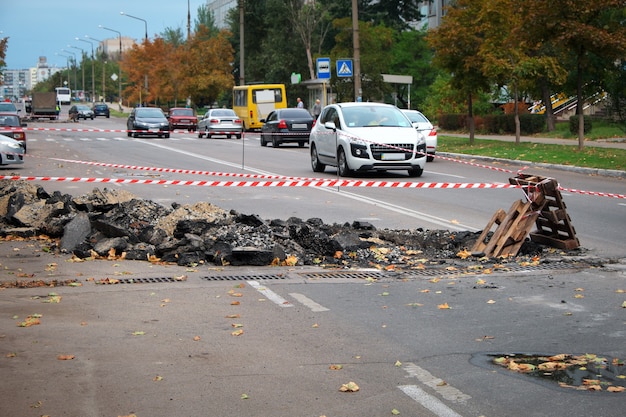 La construcción de una carretera obstaculiza el tráfico en una ciudad