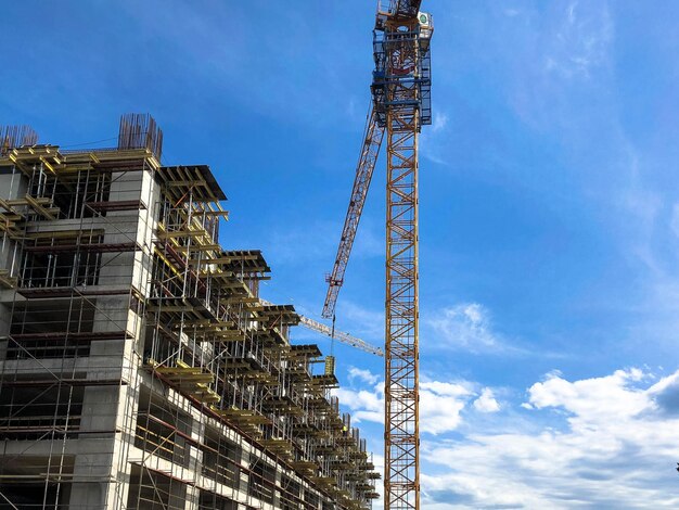 Construcción de una casa de estructura monolítica de hormigón y bloques de silicato de gas con lotes.