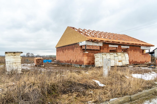 Construcción de una casa familiar en el campo.