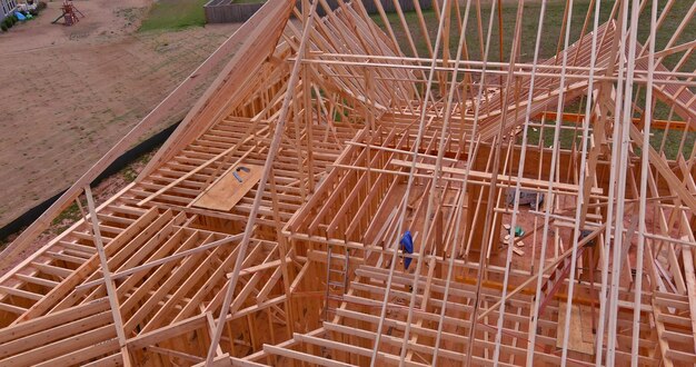 En construcción de una casa hecha el techo con una casa de madera en la vista superior