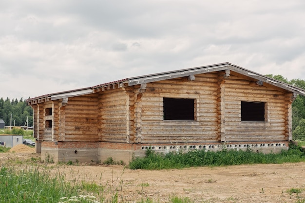 Construcción de una casa de madera de madera maciza una casa hecha de una casa de troncos en el pueblo durante los contras