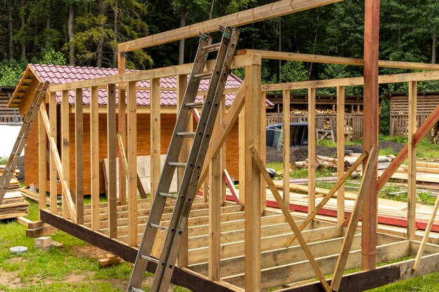 Construcción de una casa de marcos Casa de marcos de madera techo de nueva construcción