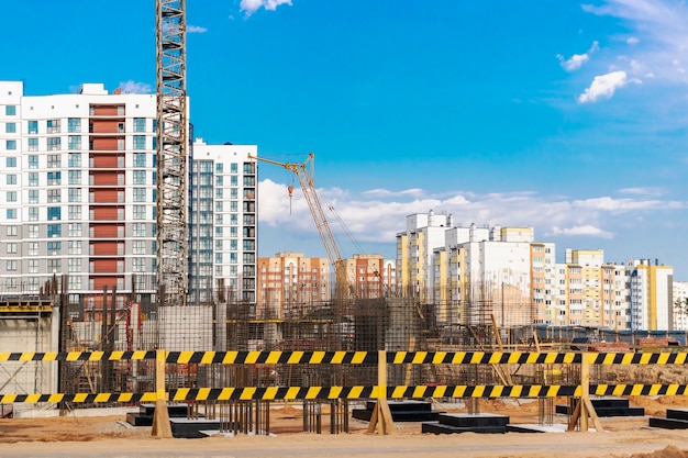Construcción de una casa monolítica de hormigón armado. Tecnologías de construcción modernas. Parrilla monolítica de hormigón armado.