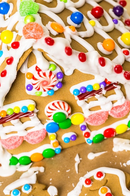 Construcción de una casa de pan de jengibre para Navidad.