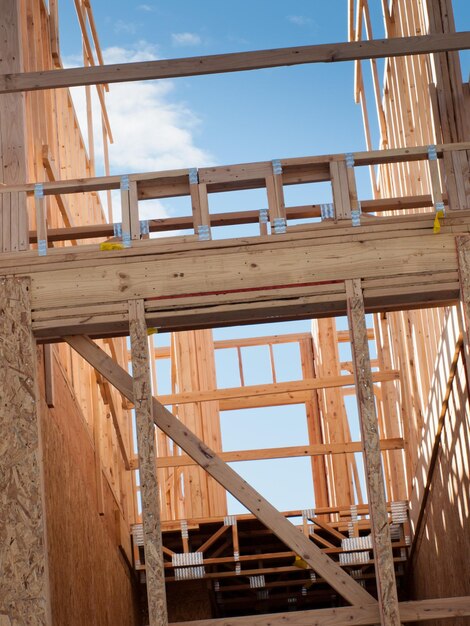 Construcción de casas adosadas con estructura de madera.