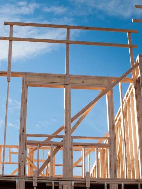 Foto construcción de casas adosadas con estructura de madera.