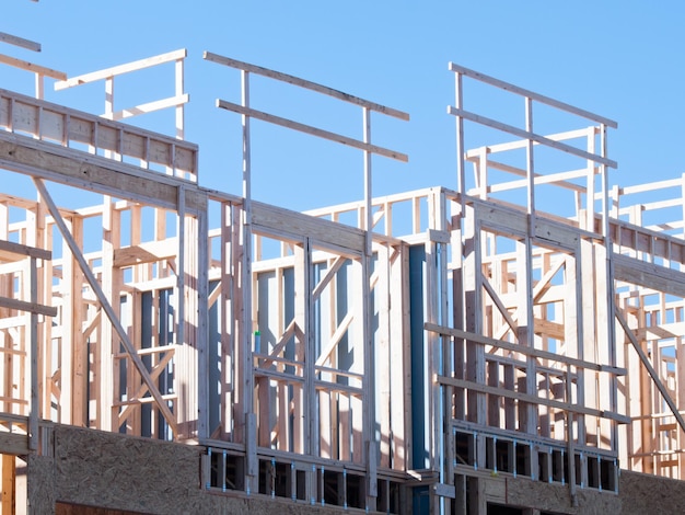 Construcción de casas adosadas con estructura de madera.