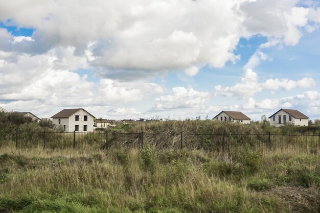 Construcción de casas de campo. Casas sin terminar en el pueblo.