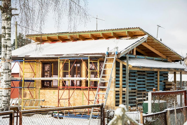 Construcción de casas de madera una pequeña casa de madera en una parcela