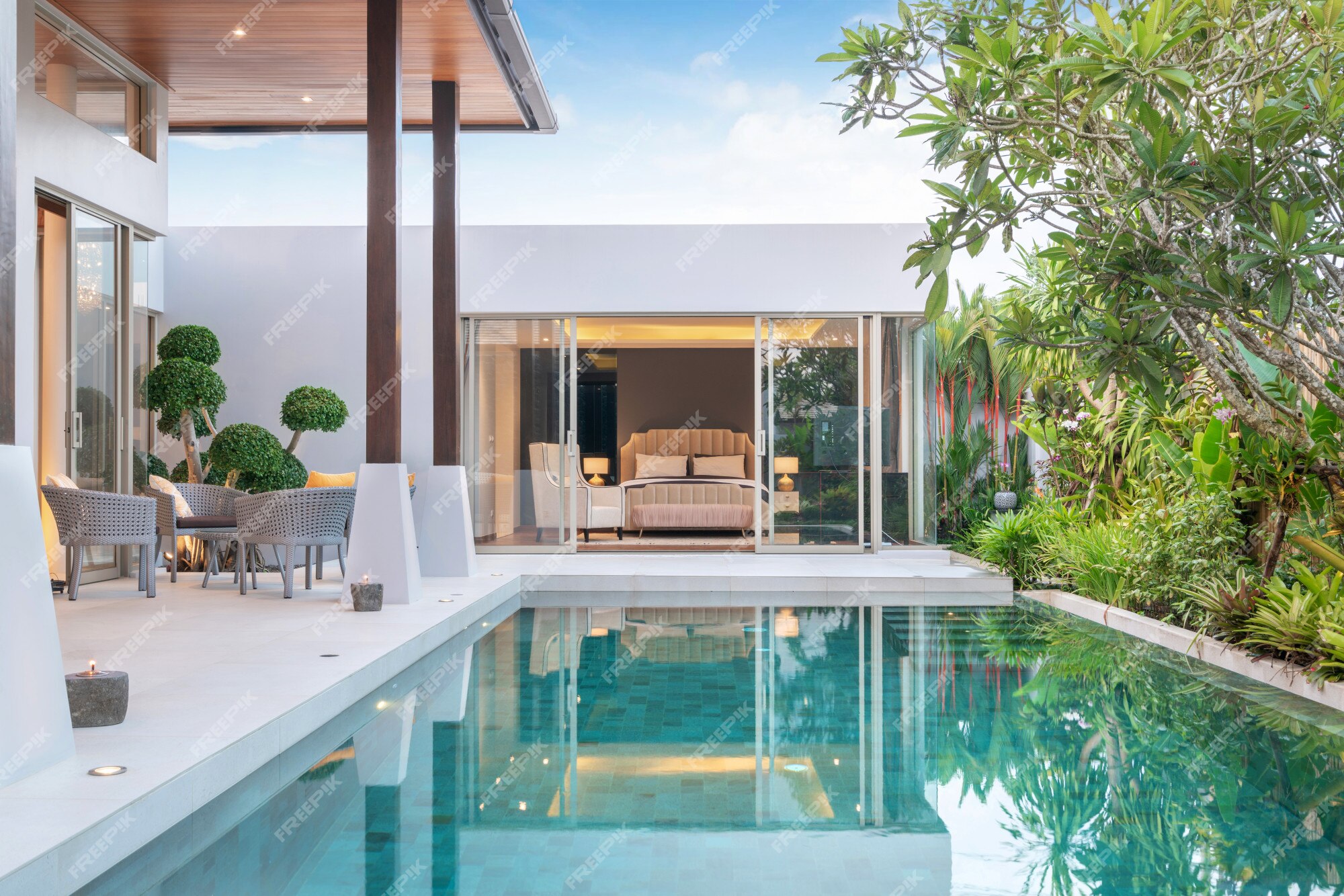 Construcción de casas o casas diseño exterior e interior que muestra una  villa con piscina tropical con jardín verde y dormitorio | Foto Premium