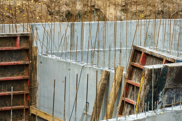 Construcción de cimientos de edificios Construcciones de hormigón monolítico y hormigón armado en el sitio de construcción Uso de encofrados y accesorios metálicos en la construcción