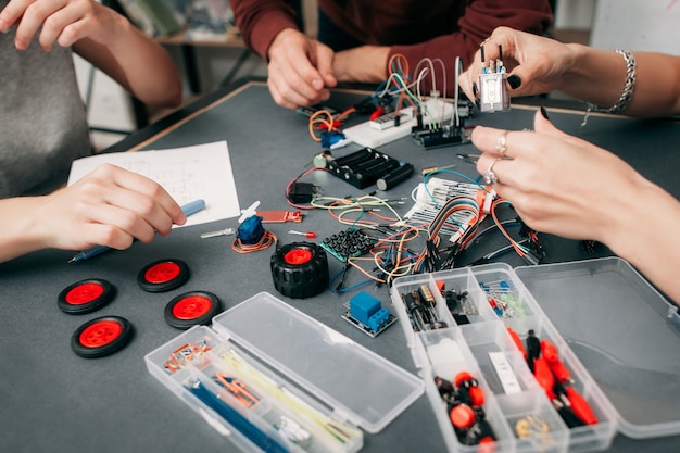 Foto construcción de coche electrónico con microcontrolador.