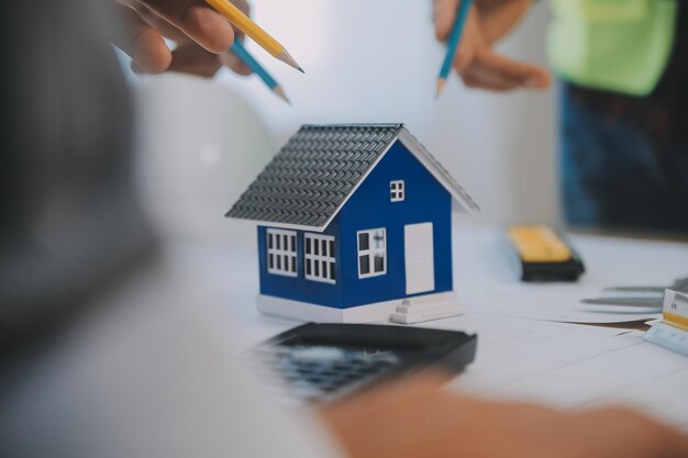 Construcción y concepto de estructura Reunión de ingeniero o arquitecto para el proyecto Trabajando con socios y herramientas de ingeniería en la construcción de modelos y planos en el contrato de sitio de trabajo para ambas compañías