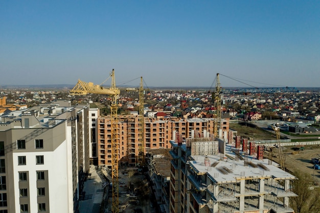 Construcción y construcción de edificios de gran altura, la industria de la construcción con equipos de trabajo y trabajadores.