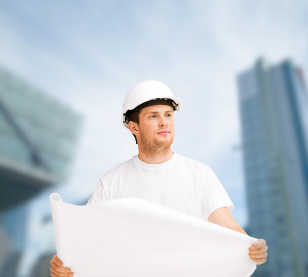 construcción, desarrollo, construcción, concepto de arquitectura - arquitecto masculino en casco mirando planos