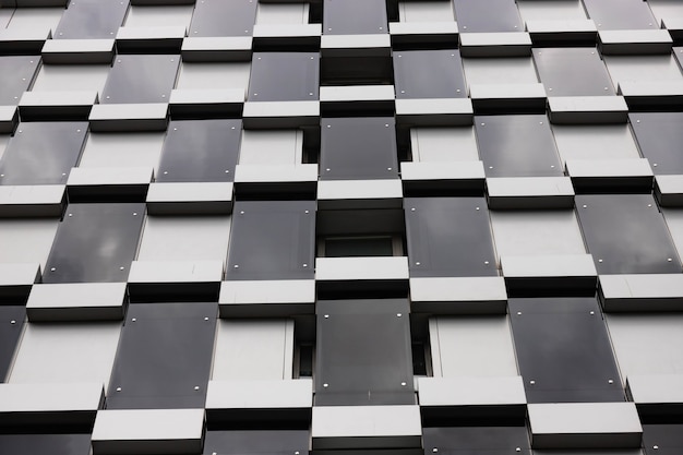 Construcción de detalles de arquitectura, diseño de fachadas. Edificio moderno Negro y gris.
