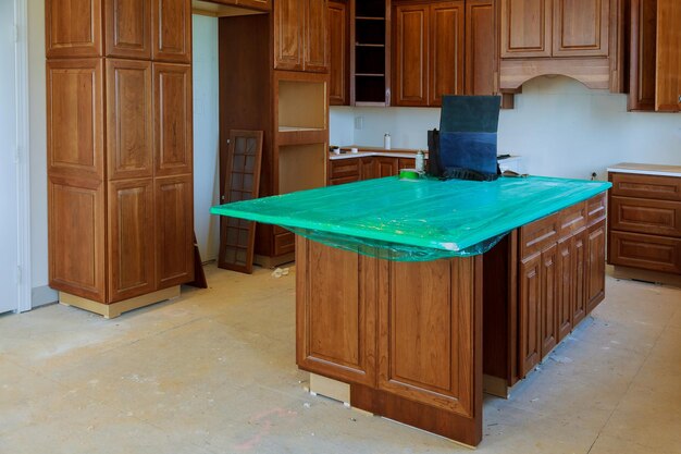 Construcción de diseño de interiores de una cocina con gabinetes de cocina instalados.