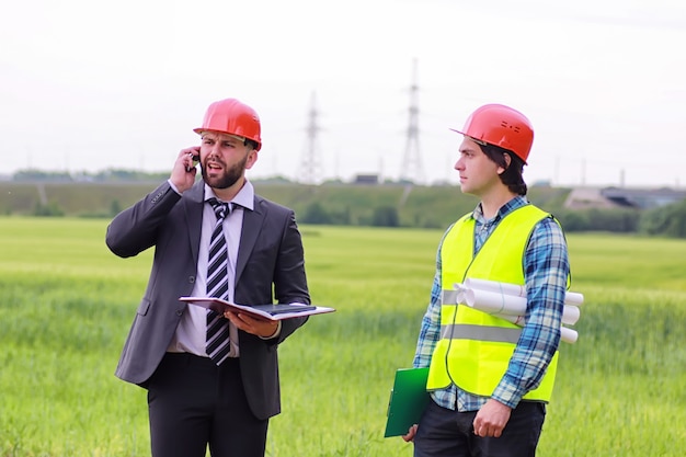 Construcción de dos hombres en el campo.