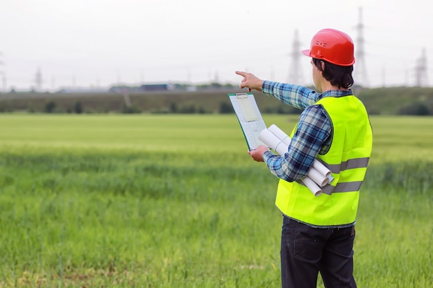 Construcción de dos hombres en el campo.